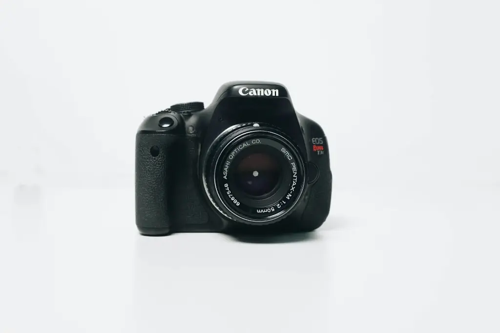 Canon EOS 2000D.