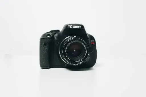 Canon EOS 2000D.